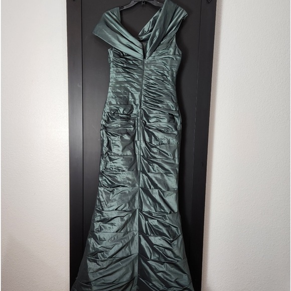 Ricky Freeman Teri Jon Ruched Mermaid  Evening Gown - Picture 2 of 8